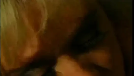 Azgın sarışın orta yaşlı seksi kadın arabada ve kanepede tutkuyla biniyor