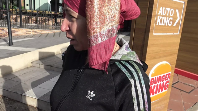 This amateur milf is SO HUNGRY she gives a handjob in exchange for a BURGER !!!