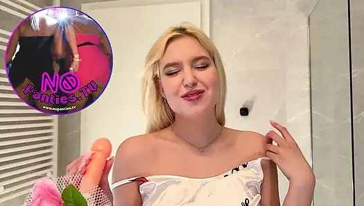 Gadis kampus rambut pirang super hot dengan gaun tidur satin lagi siap-siap sebelum tidur di kamar mandi