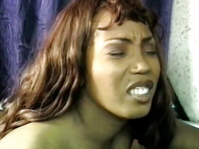 Cewek semok kulit hitam dengan memek berbulu lagi asik ngentot kontol cowok kulit hitam di dalam bus