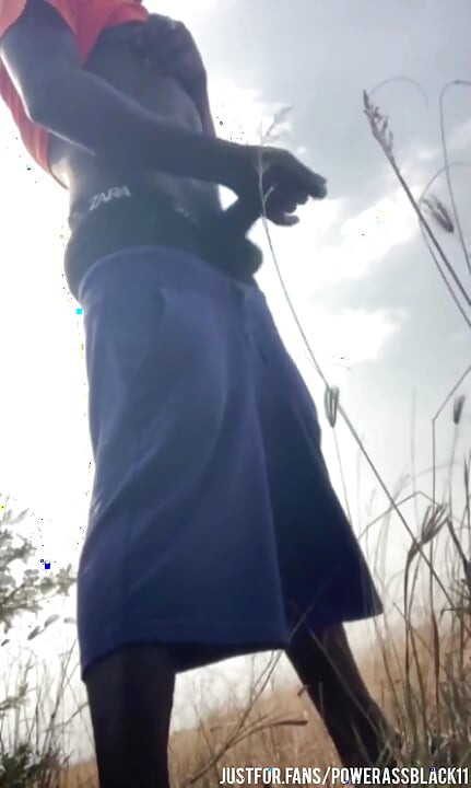 在灌木丛中独自激烈地自慰