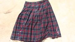 Memijak pada skirt Tartan merah 1