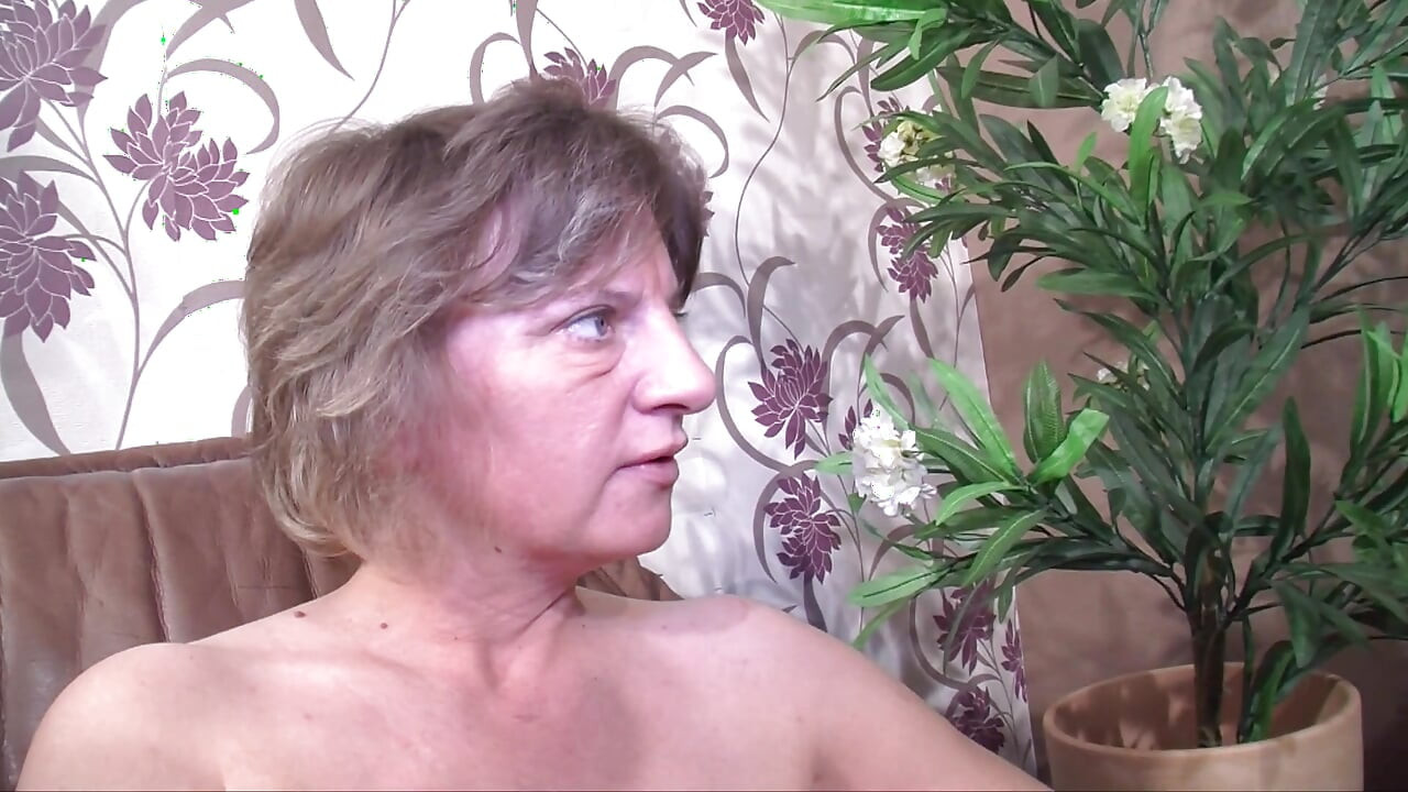 Milf membungkuk di sofa saat mereka disetubuhi bergiliran untuk muncrat