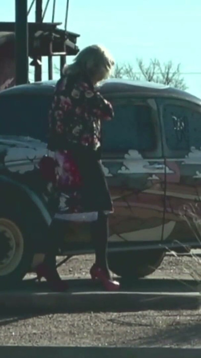 Sra. Samantha 'de pé na esquina em Winslow Arizona' e dirigindo seu Conversível Conversível Vermelho | Clipe 3