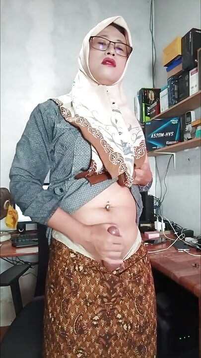 自慰戴頭巾的 Ladyboy 射精