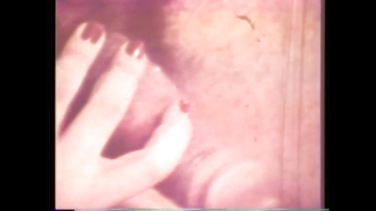 Sanvli hasina ke sath sattar ke dashak ka ameriki vintej porn vishal rakshsi lnd dvara chudaee kar raha hai jise vah apne munh men nahin rakh sakti