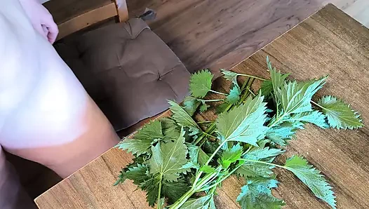 Toket bugil di balik jelatang - lalu pukul habis-habisan