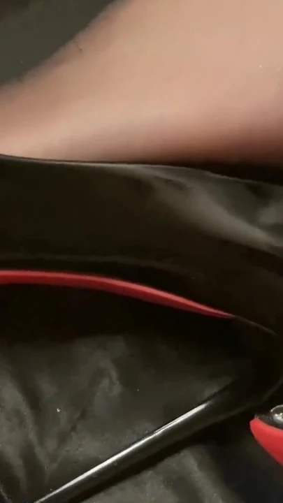 Momento iconico da "Leggins blu in vinile, calze di nylon, décolleté a tacco alto"