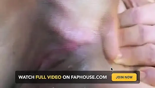 Cewek rambut cokelat di-fingering habis-habisan sampai orgasme di sofa