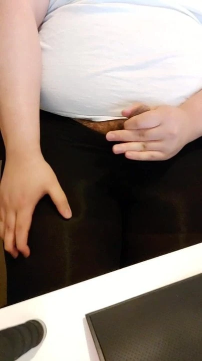 Klaarkomen in een ondoorzichtige zwarte panty