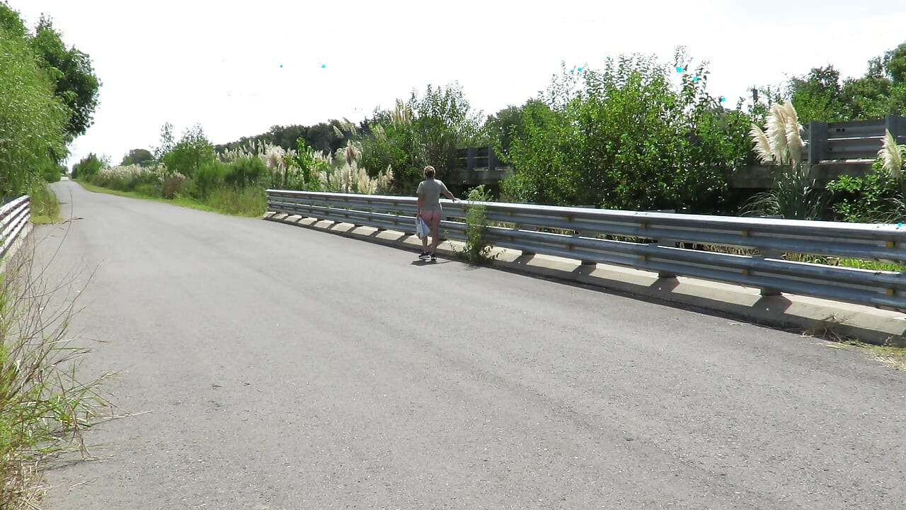 Patricia na ponte sobre a estrada