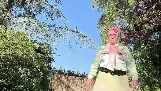 Dışarıda bir gece için sarı tül mini etekli giyinmiş