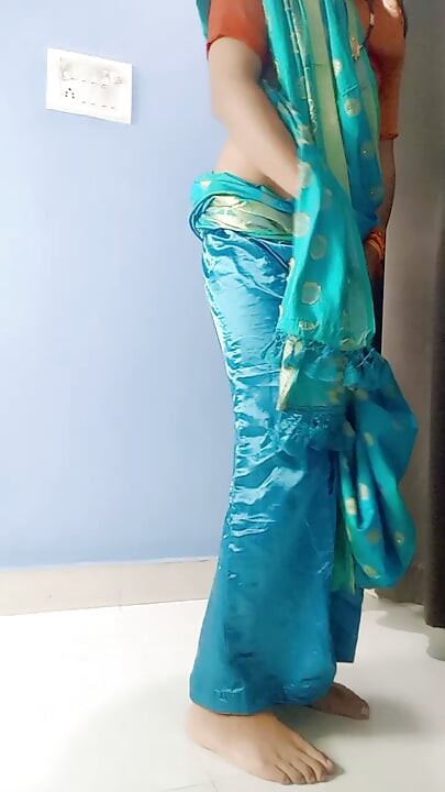 แม่เลี้ยงอินเดียใส่ satin saree และ peticoat ดูสวยมาก