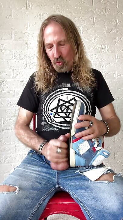 Longhairdude Wanks and Cums with Osiris Trainers, Torn Jeans, Tshirt