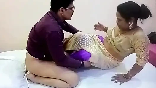 Молодая Devar трясет пенисом внутри панту-возбужденной бхабхи видели и делает минет, затем жестко трахнули внутрь киски для кримпая