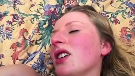 Ahegao sarışın derin parmaklama sikişinden damlıyor