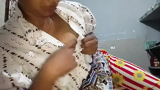 INDIAN BEAUTY QUEEN SHOWING HER BODY TO BOYFRIEND ACCIDENTLY VIDEO  GOME ON INTERNET