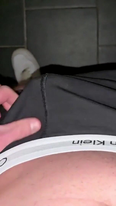 Tysk far beordrer dig til at komme i hans sorte Calvin Klein-boksershorts - PhantomGentX | Klip 2