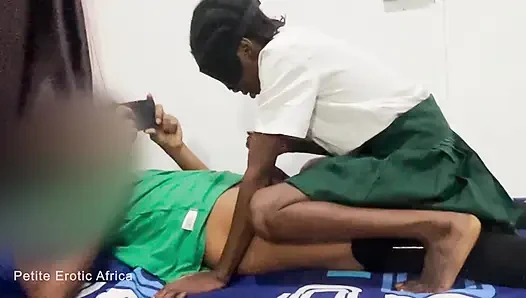 Üniformalı Afrikalı genç kaltak. Okuldan sonra kovboy kızı sikiyor