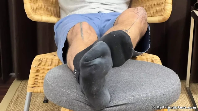 Handsome Luca R shows off his delicious feet solo