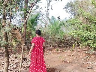 Piękna samotna indyjska wioska żona uprawia seks na świeżym powietrzu