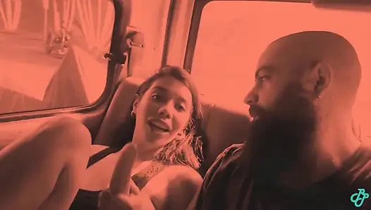 Мастурбирую мою киску морковкой в машине