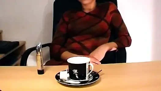 Esmer amatör oyuncakla kıllı amcığı parmaklıyor