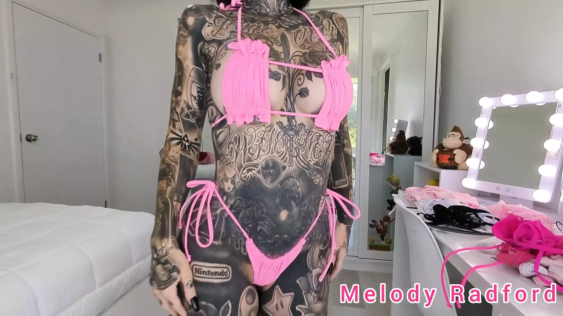 Pokušaj ružičastog mikro bikiniju sa velikim sisama Melody Radford