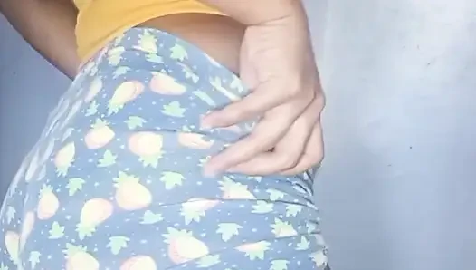 Heiße Milf spielt mit einem Analplug