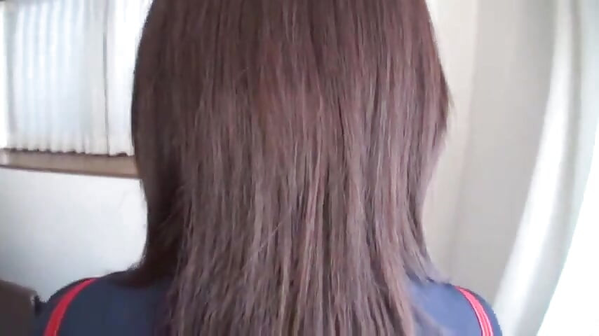 Un homme mature et une belle fille en uniforme