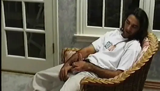 Mükemmel şekilli Fransız orta yaşlı seksi kadın yatak odasında yarağa biniyor