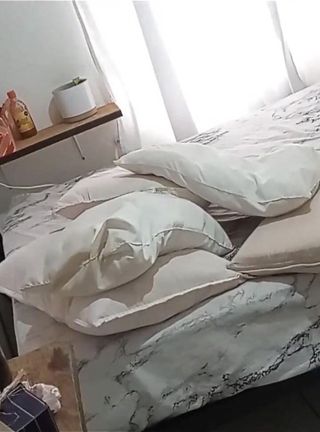 Dojrzała milf sprzątająca swój pokój 1