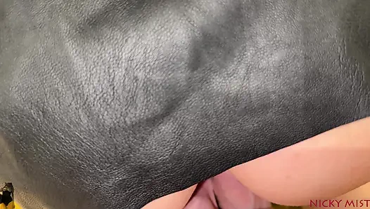 Tante seksi asia dengan pantat bahenol dientot habis-habisan sama pacarnya di balik rok mini 60fps