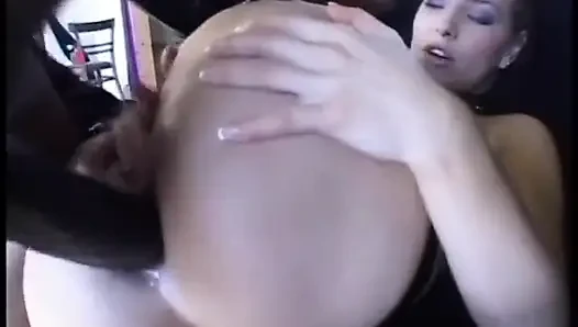 Pejantan hitam memberi makan cewek sange dengan kontol hitamnya yang besar