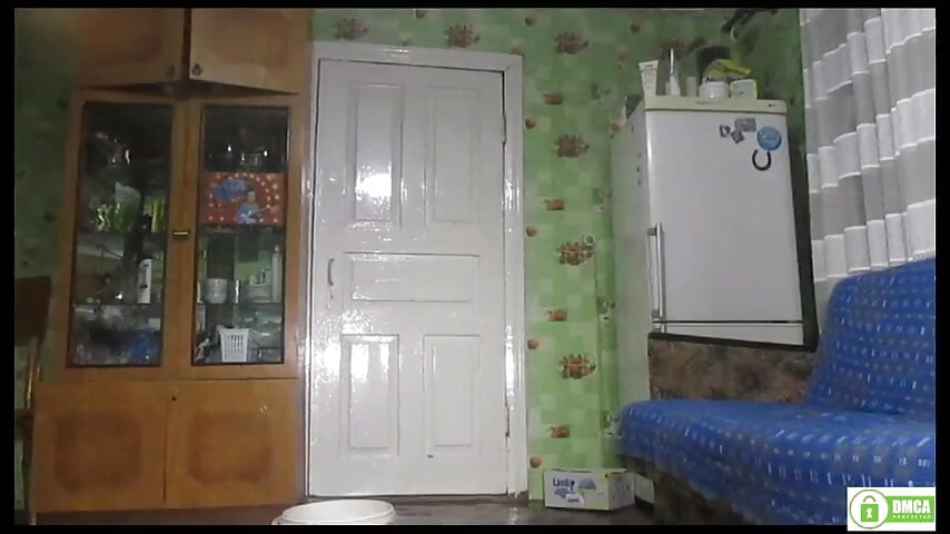 Обнаженная красотка подчищает дом