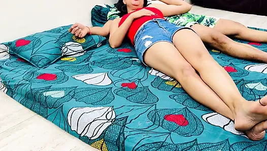 Muhtemelen hakkında konuşmamamız gereken çılgın bir gecede küçük üvey kız kardeşle yatağı paylaşıyor