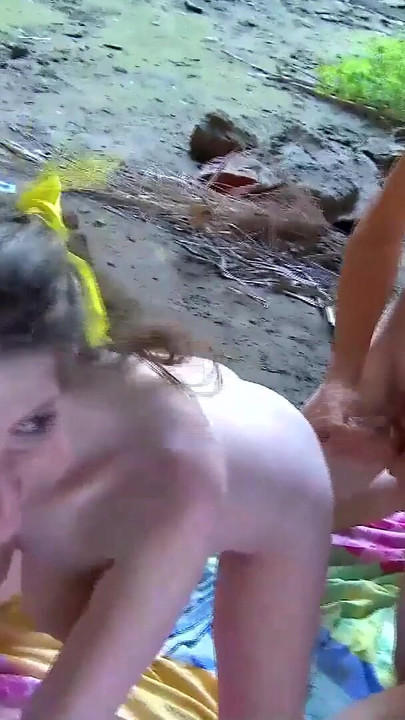 Uzbudljiv trenutak iz "Ekstremnog dubokog grla milf na plaži s obješenim sisama dobiva spermu po licu"