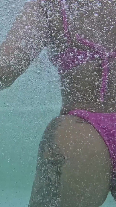 Relajante milf en jacuzzi con melodías de Lofi