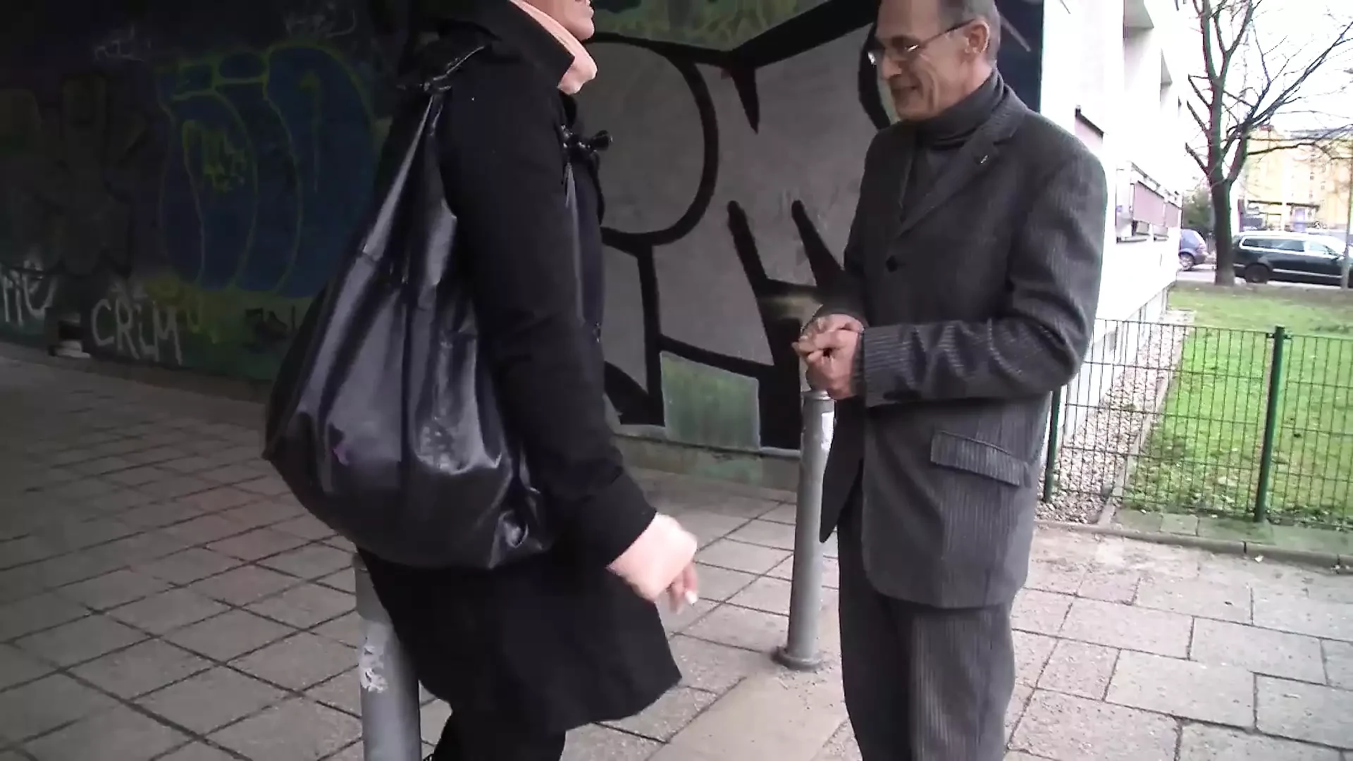 Prsatá teenagerka je ošukaná seniorem