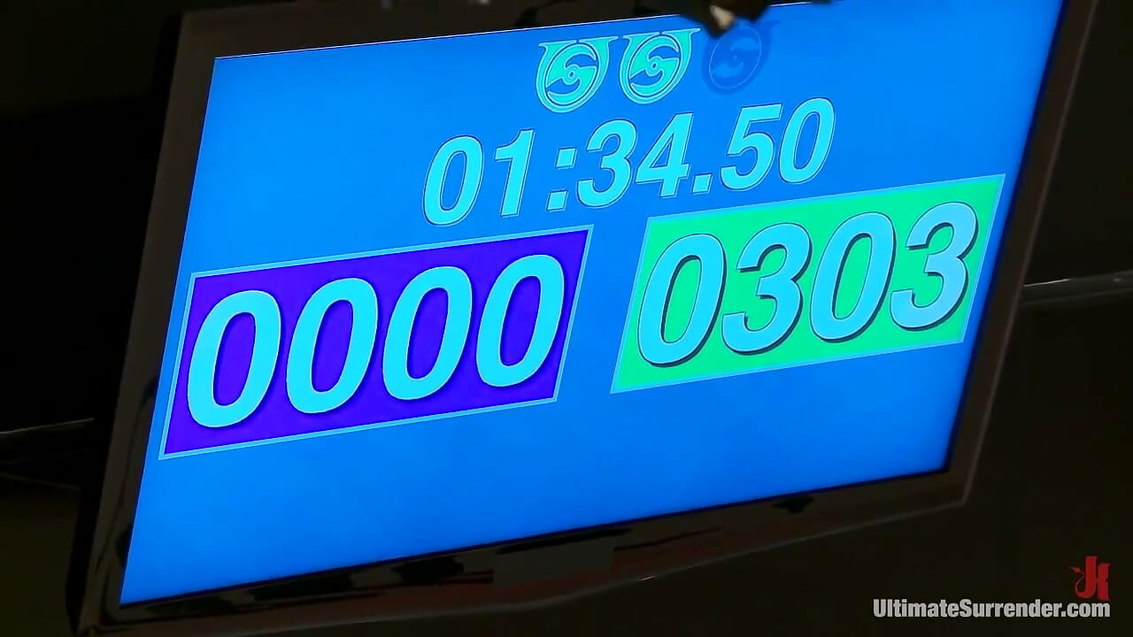 Începător este făcut să se supună de la zdrobirea piciorului foarfeca este dominată din Rd1-rd4, pumnul la orgasm!