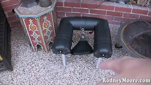 Büyük memeli sarışın hatun açık havada sikişmeyi ve boşalmayı seviyor