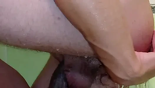 Büyük bir dövmeli tıraşı, ardından eller serbest anal orgazm ve banyoda ses.