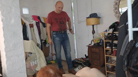 Он вернулся домой рано с работы. Меня застукали голой.