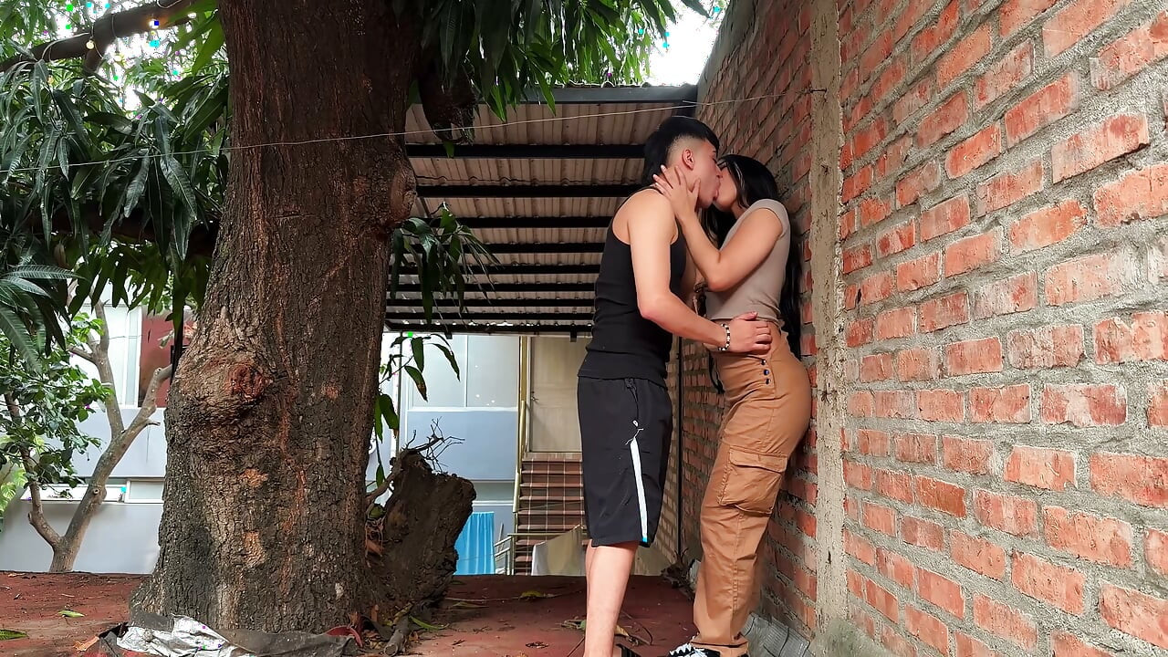 VIZINHA COLOMBIANA roubando MANGAS da minha ÁRVORE... acabamos FODENDO