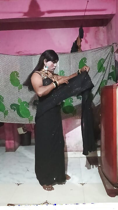 Madhuri bhabhi apni gand me do egg dalikali sari pehenkar