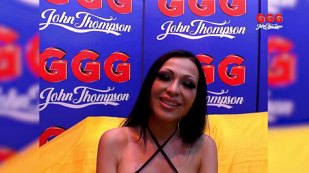 Une brune sexy se fait cul à bouche et avale un gangbang avec John Thompson