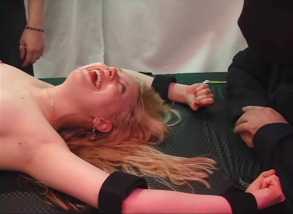 Kleines französisches mädchen gekitzelt! mit Eloine und Herrin Chloe! Abs. 2 von 2