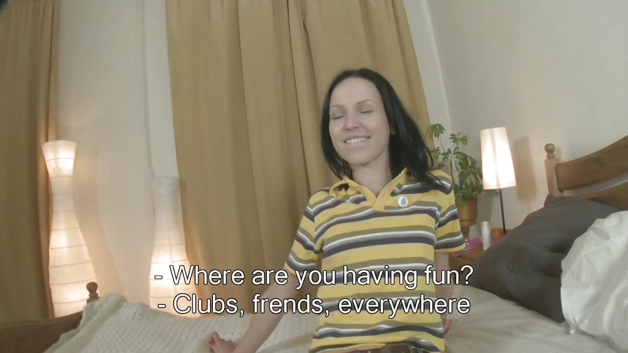 Si rambut coklat remaja mahukannya di pantat tetapi lembut