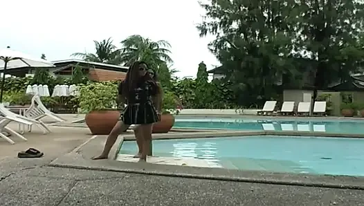 2 cewek semok latina lagi asik fetish lateks di kolam renang dan di pantai