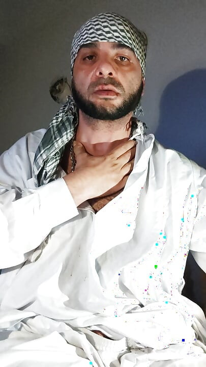 Брудний джанкбро, одягнений в афганський одяг, пісяють у шкарпетках і п'ють